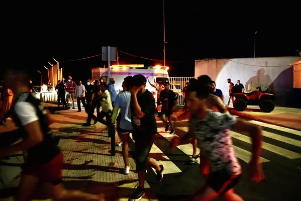 Los migrantes comenzaron a llegar a Ceuta a las 02:00 hora local —medianoche GMT— del 17 de mayo. En la foto: migrantes corren tras su llegada a la playa del Tarajal, el 17 de mayo de 2021. Los migrantes comenzaron a llegar a Ceuta a las 02:00 hora local —medianoche GMT— del 17 de mayo. En la foto: migrantes corren tras su llegada a la playa del Tarajal, el 17 de mayo de 2021. - Sputnik Mundo