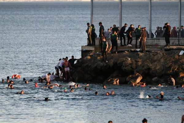 Entre estos puntos está el paso de El Tarajal, donde el 17 de mayo se produjo la entrada masiva de inmigrantes ante la pasividad de las autoridades marroquíes, denunciada por los políticos locales.En la foto: migrantes llegan a la playa del Tarajal, el 17 de mayo. Entre estos puntos está el paso de El Tarajal, donde el 17 de mayo se produjo la entrada masiva de inmigrantes ante la pasividad de las autoridades marroquíes, denunciada por los políticos locales.En la foto: migrantes llegan a la playa del Tarajal, el 17 de mayo. - Sputnik Mundo