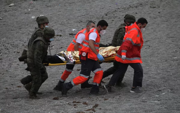 Según informaciones preliminares, al menos una persona murió durante la travesía.En la foto: un hombre es llevado en una camilla por miembros del equipo de emergencia y militares españoles en la frontera hispano-marroquí. Según informaciones preliminares, al menos una persona murió durante la travesía.En la foto: un hombre es llevado en una camilla por miembros del equipo de emergencia y militares españoles en la frontera hispano-marroquí. - Sputnik Mundo