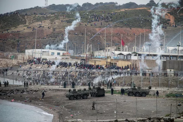 En El Tarajal, se encuentran agolpados en la mañana del 18 de mayo cientos de personas esperando entrar, ante la mirada de los efectivos militares españoles al otro lado de la valla y el dique que separan España y MarruecosEn la foto: unos oficiales del Ejército y de la Guardia Civil españoles toman posiciones junto a la frontera de Marruecos y España, en Ceuta. En El Tarajal, se encuentran agolpados en la mañana del 18 de mayo cientos de personas esperando entrar, ante la mirada de los efectivos militares españoles al otro lado de la valla y el dique que separan España y MarruecosEn la foto: unos oficiales del Ejército y de la Guardia Civil españoles toman posiciones junto a la frontera de Marruecos y España, en Ceuta. - Sputnik Mundo