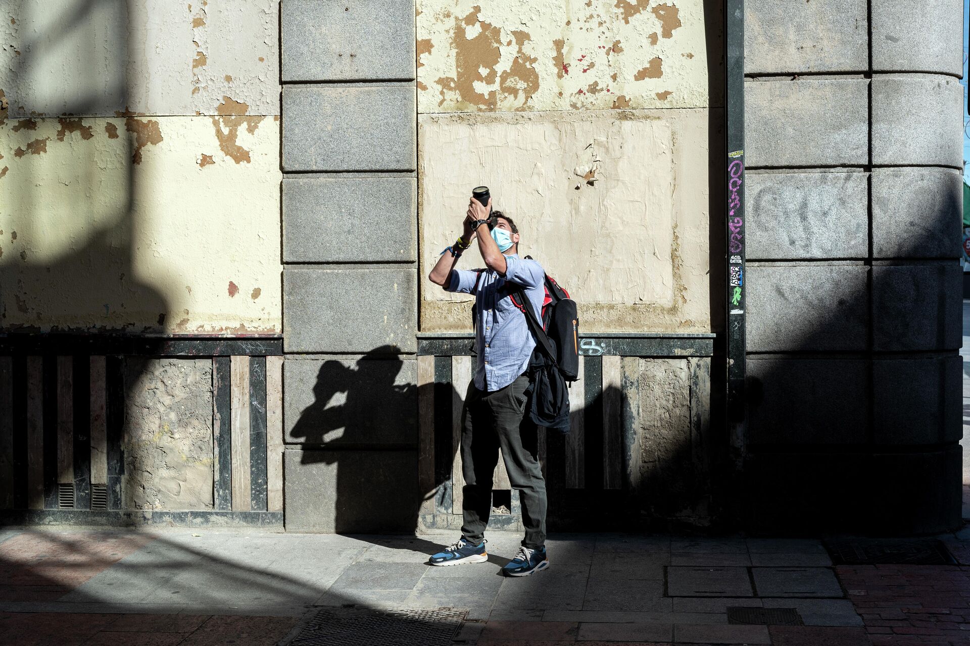 Alberto Menéndez tomando una fotografía cerca de la Plaza Mayor de Madrid - Sputnik Mundo, 1920, 18.05.2021