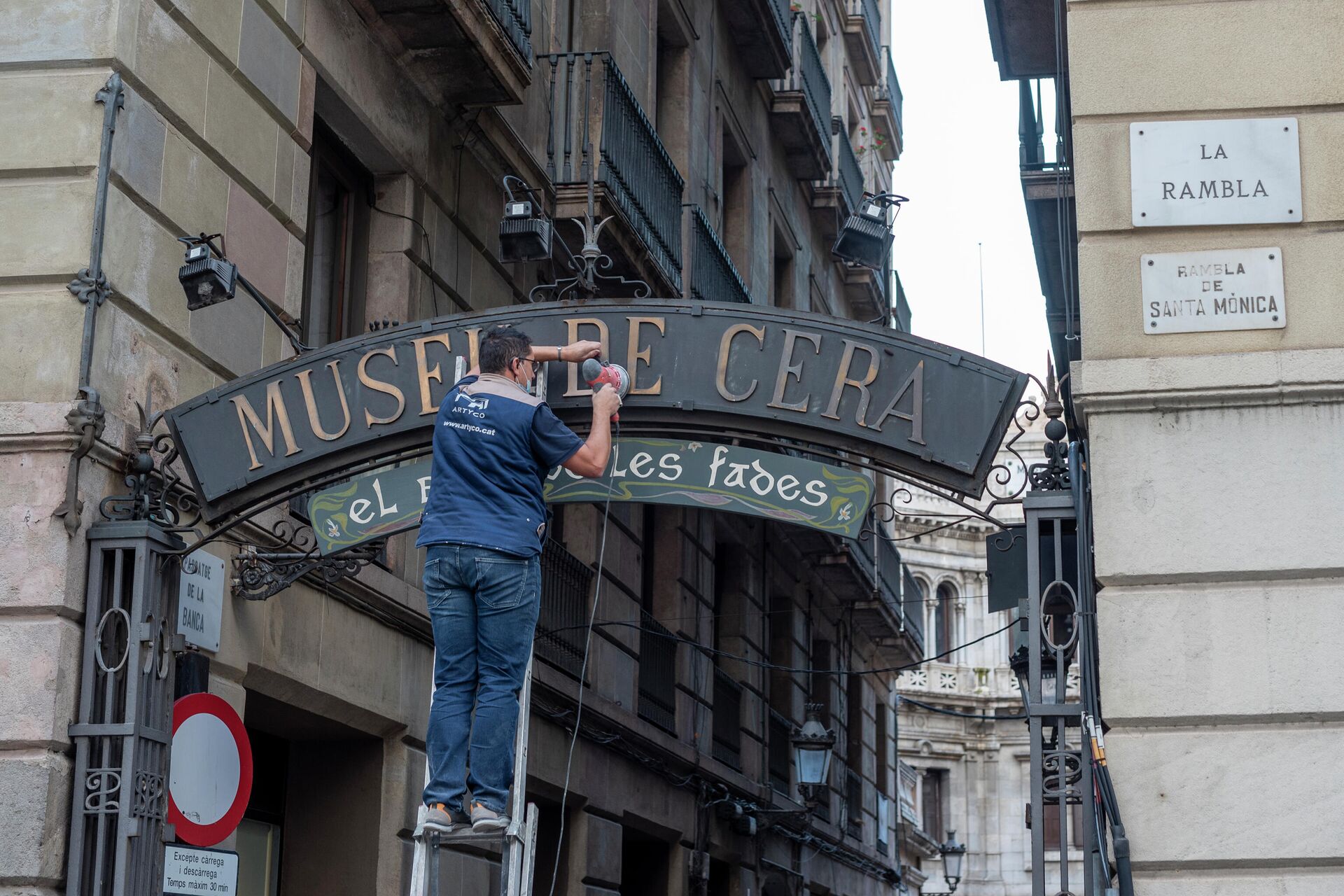 Operario trabajando en un cartel del Museo de Cera de Barcelona - Sputnik Mundo, 1920, 18.05.2021