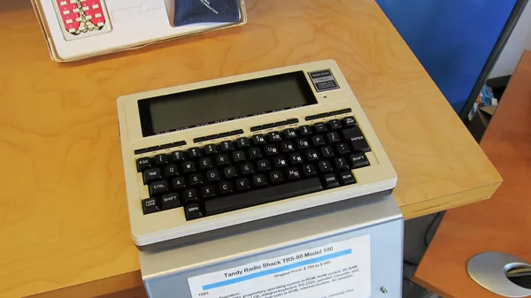 TRS-80 Modelo 100  - Sputnik Mundo