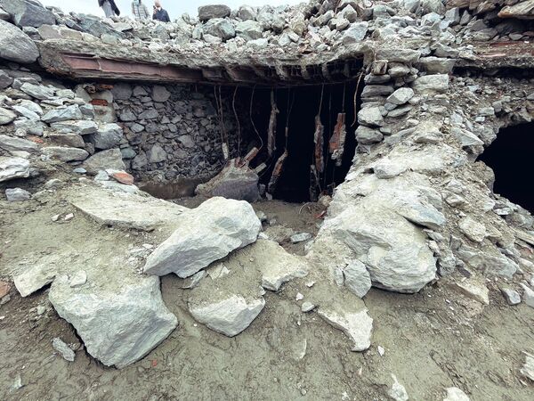 En las instantáneas del lugar es posible identificar paredes de piedra, escalones y sótanos erosionados por el agua.  - Sputnik Mundo