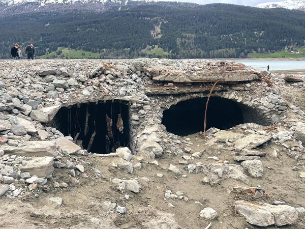 Luisa Azzolini, una lugareña que compartió algunas fotos de las ruinas en las redes sociales, tuiteó que es &quot;una sensación extraña caminar sobre los escombros de las casas&quot;. - Sputnik Mundo