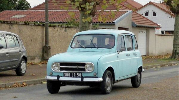 Un Renault 4 - Sputnik Mundo