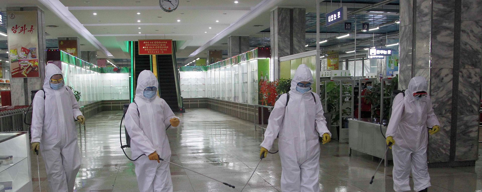 Las obras de desinfección en una tienda en Pyongyang Las obras de desinfección en una tienda en Pyongyang - Sputnik Mundo, 1920, 12.05.2022