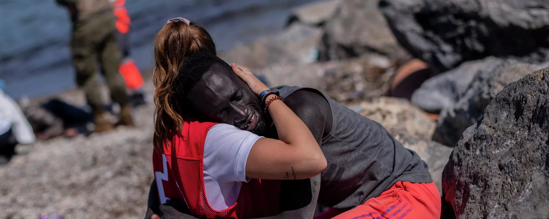 Voluntaria de la Cruz Roja abraza a un inmigrante Voluntaria de la Cruz Roja abraza a un inmigrante - Sputnik Mundo, 1920, 25.05.2021