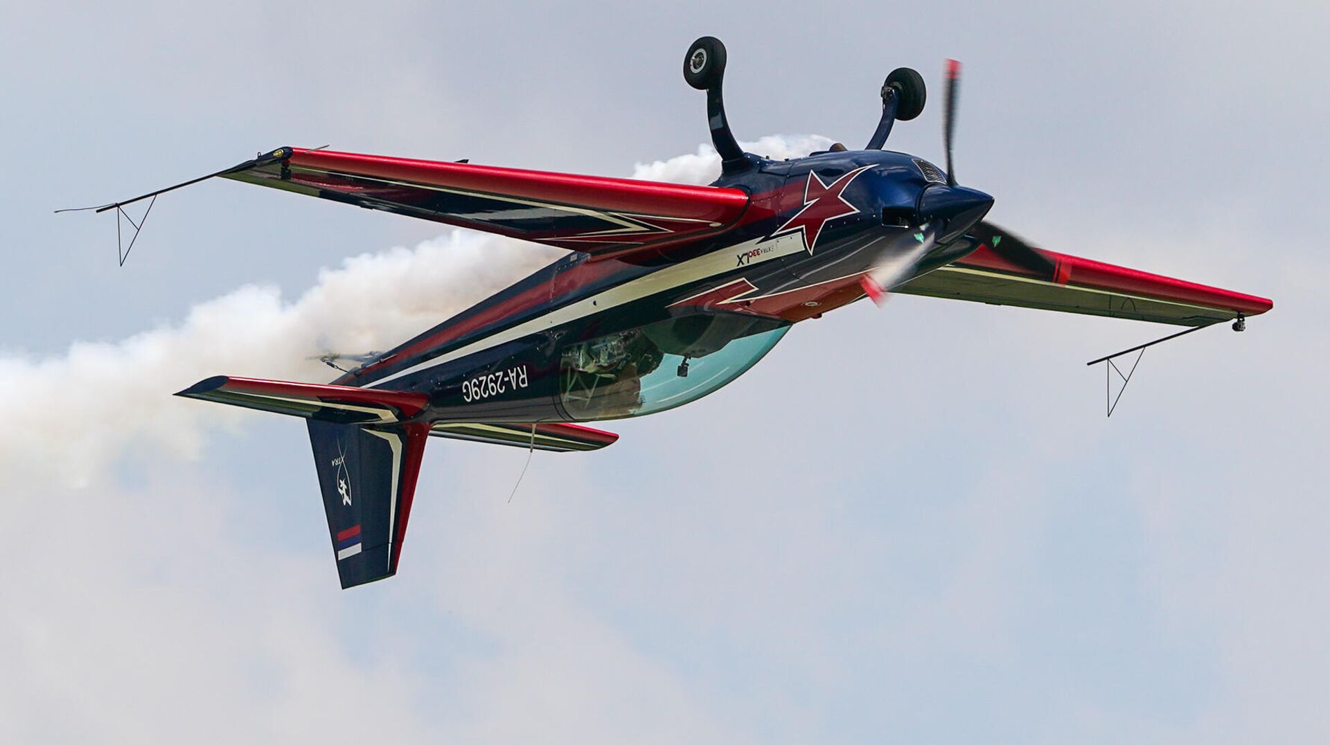 Svetlana Kapánina, piloto acrobática y múltiple recordista rusa, durante un espectáculo aéreo - Sputnik Mundo, 1920, 19.05.2021