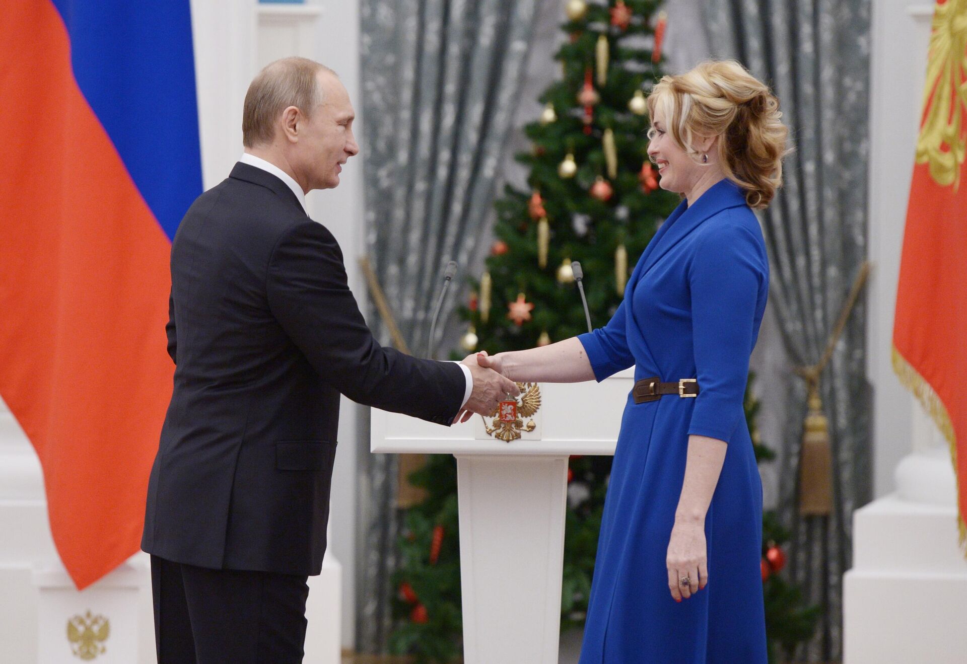 Svetlana Kapánina, piloto acrobática y múltiple recordista rusa, saluda al presidente de Rusia, Vladímir Putin, en una ceremonia de entrega de premios estatales a los rusos destacados en el Kremlin - Sputnik Mundo, 1920, 19.05.2021