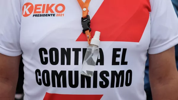 Partidario de Keiko Fujimori con camiseta que dice Contra el comunismo - Sputnik Mundo