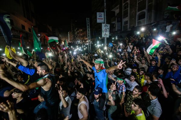 El presidente de Egipto, Abdelfatah Sisi, ordenó el envío de dos delegaciones de seguridad a Israel y Palestina para supervisar la implementación de la tregua en la Franja de Gaza. En la foto: los palestinos celebran el alto el fuego. - Sputnik Mundo