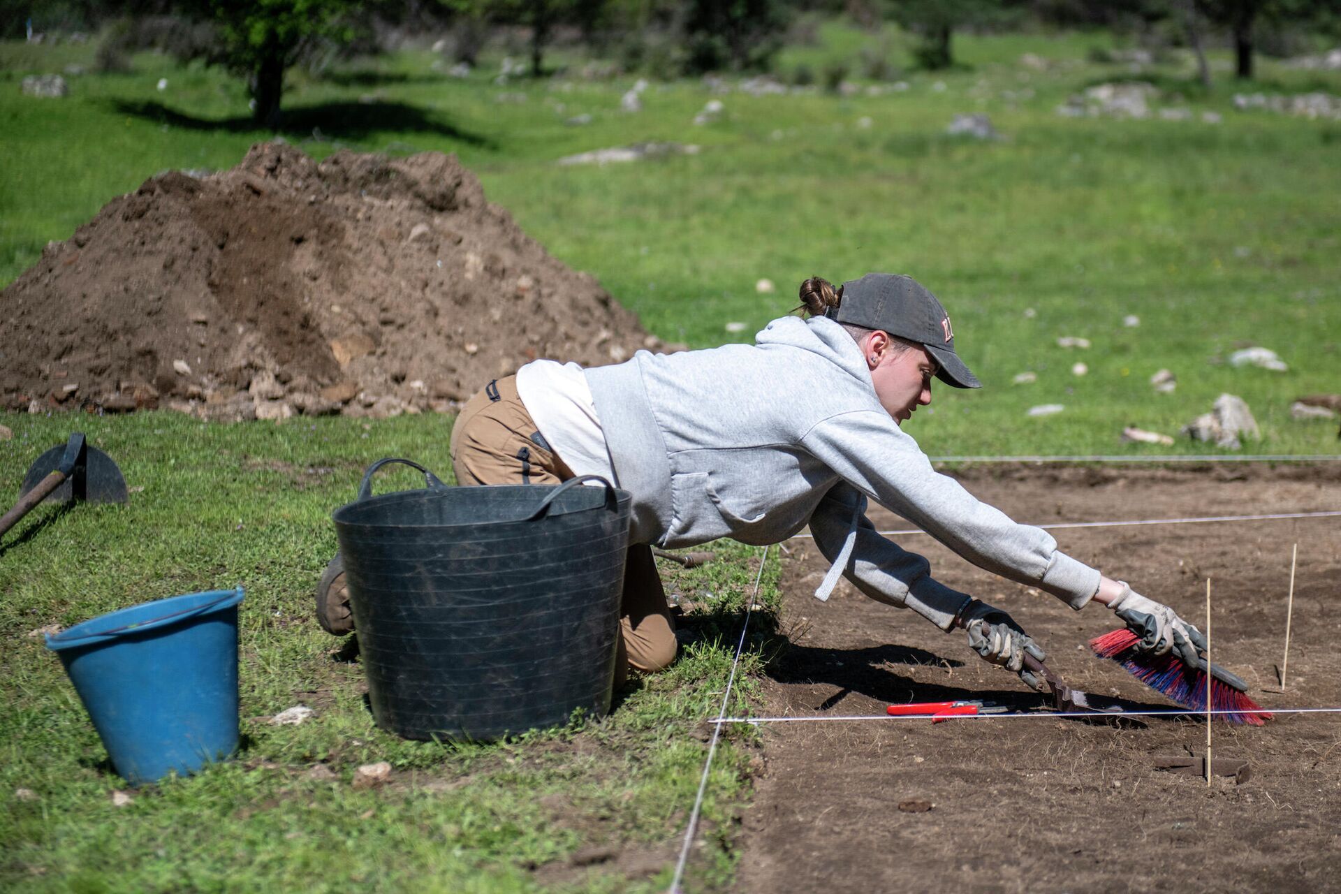 Arqueóloga trabajando en los yacimientos del Valle de los Caídos - Sputnik Mundo, 1920, 21.05.2021