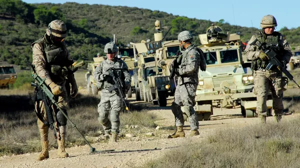 Un soldado español (a la izquierda) busca explosivo improvisado durante los ejercicios conjuntos con el Ejército de EEUU en Europa - Sputnik Mundo