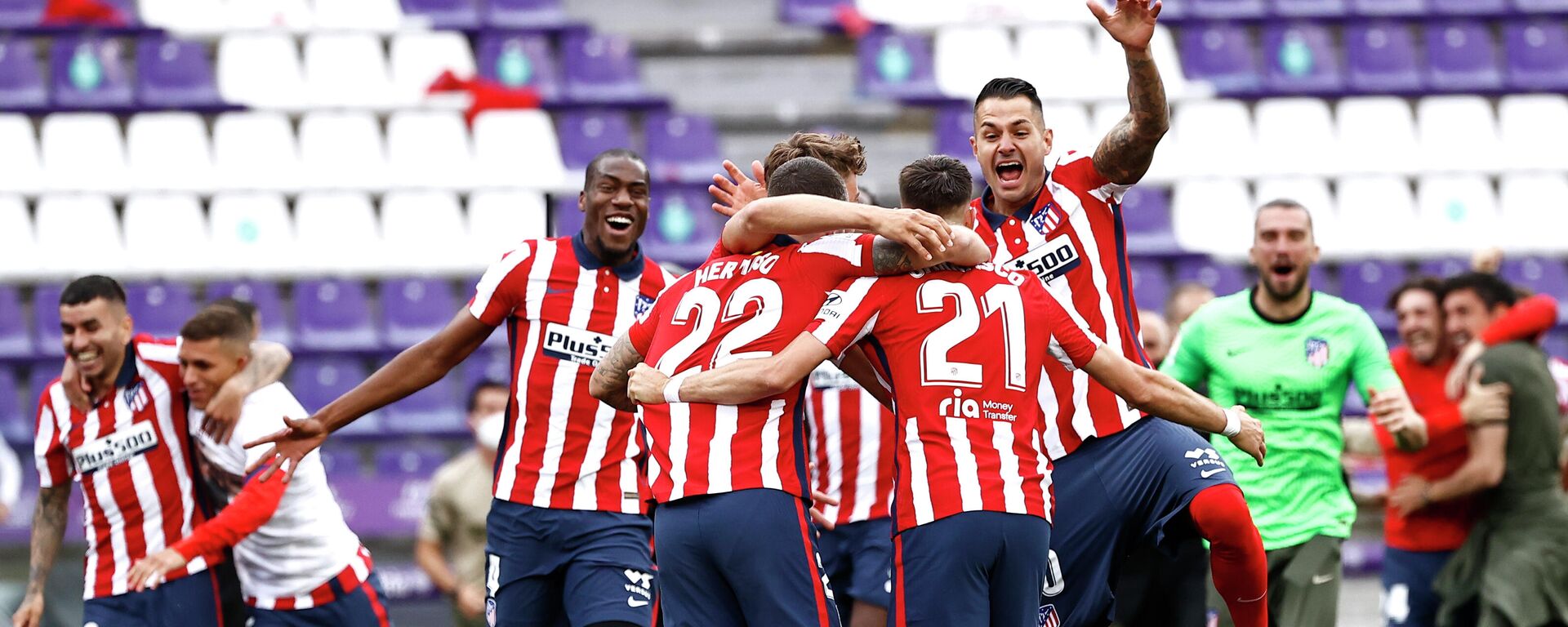 Jugadores del club español de fútbol Atlético de Madrid celebran su victoria ante el Real Valladolid y en LaLiga, en Valladolid (España), el 22 de mayo del 2021 - Sputnik Mundo, 1920, 22.05.2021