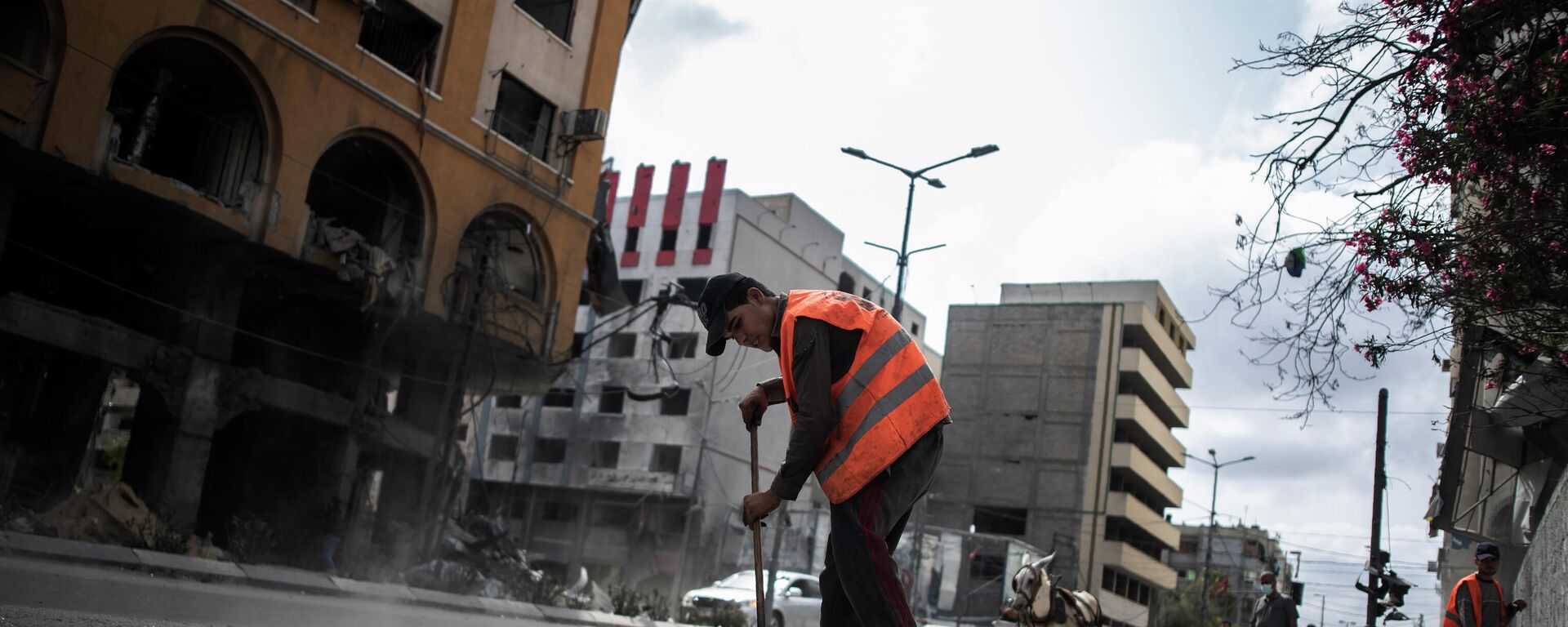 Un trabajador municipal en una calle de Gaza - Sputnik Mundo, 1920, 31.10.2022