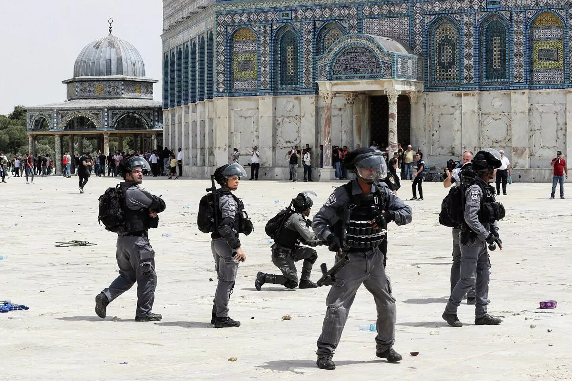 Los enfrentamientos que se produjeron entre la Policía israelí y los manifestantes palestinos tras las oraciones de la tarde, el 21 de mayo Los enfrentamientos que se produjeron entre la Policía israelí y los manifestantes palestinos tras las oraciones de la tarde, el 21 de mayo - Sputnik Mundo, 1920, 23.05.2021