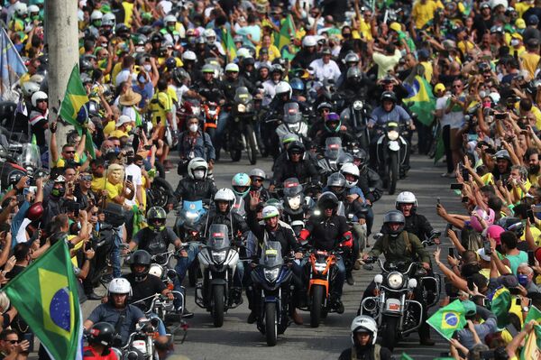 Jair Bolsonaro se rodea de simpatizantes en moto en Río de Janeiro Jair Bolsonaro se rodea de simpatizantes en moto en Río de Janeiro - Sputnik Mundo