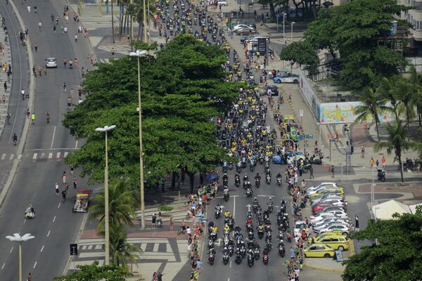 Jair Bolsonaro se rodea de simpatizantes en moto en Río de Janeiro Jair Bolsonaro se rodea de simpatizantes en moto en Río de Janeiro - Sputnik Mundo