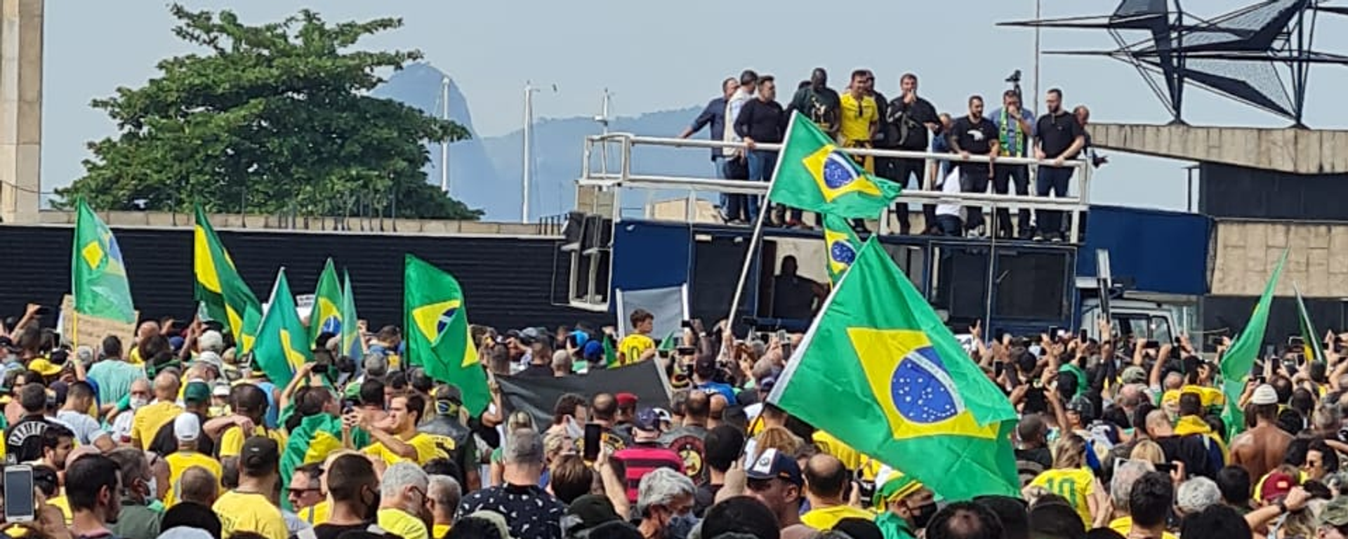 Miles de motoristas se manifestan en Rio de Janeiro en apoyo al presidente Jair Bolsonaro. El propio Bolsonaro les acompañó en el recorrido por las calles de la ciudad, junto al cuestionado ex-ministro de Salud Eduardo Pazuello. Miles de motoristas se manifestan en Rio de Janeiro en apoyo al presidente Jair Bolsonaro. El propio Bolsonaro les acompañó en el recorrido por las calles de la ciudad, junto al cuestionado ex-ministro de Salud Eduardo Pazuello. - Sputnik Mundo, 1920, 24.05.2021