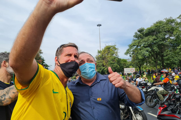 Miles de motoristas se manifestan en Rio de Janeiro en apoyo al presidente Jair Bolsonaro. El propio Bolsonaro les acompañó en el recorrido por las calles de la ciudad, junto al cuestionado ex-ministro de Salud Eduardo Pazuello. Miles de motoristas se manifestan en Rio de Janeiro en apoyo al presidente Jair Bolsonaro. El propio Bolsonaro les acompañó en el recorrido por las calles de la ciudad, junto al cuestionado ex-ministro de Salud Eduardo Pazuello. - Sputnik Mundo
