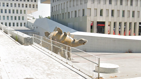 Dinosaurio en el que fue hallado el cadáver del hombre (Santa Coloma de Gramenet, Barcelona) - Sputnik Mundo