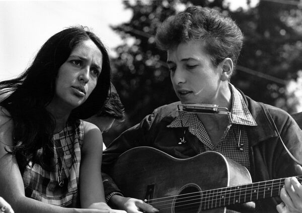 En aquel momento, Dylan conoció a la cantante de folk Joan Baez (en la foto). El 28 de agosto de 1963, Dylan y Baez asistieron a la icónica Marcha sobre Washington por el trabajo y la libertad en la que el activista afroamericano Martin Luther King Jr. pronunció su histórico discurso &#x27;Yo tengo un sueño&#x27;. - Sputnik Mundo