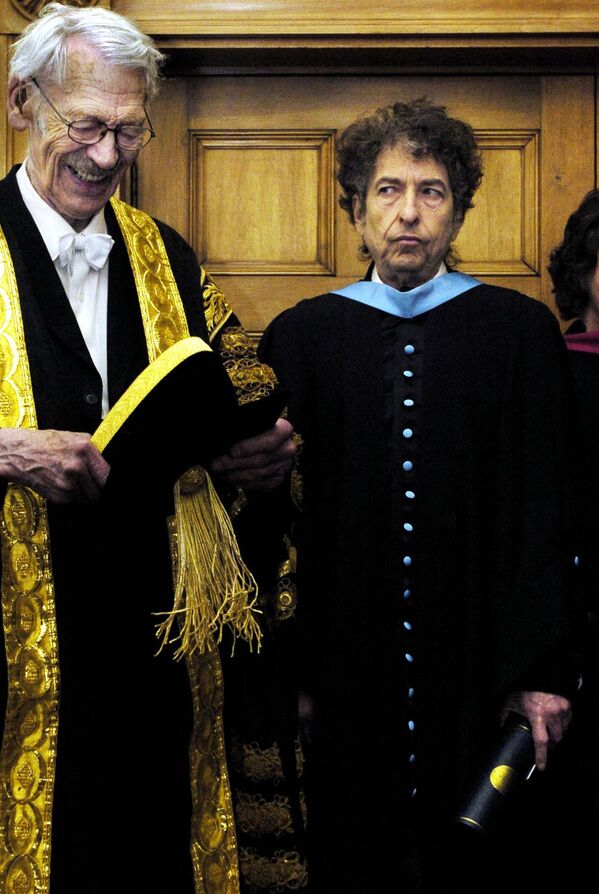 En 2006, Dylan lanzó el álbum &#x27;Modern Times&#x27; que pronto encabezó los &#x27;rankings&#x27; en EEUU y le trajo al cantautor un premio Grammy. En la foto: el rector de la Universidad Saint Andrews, Sir Kenneth Dover, le concede a Dylan un doctorado honoris causa de música, en 2004. - Sputnik Mundo