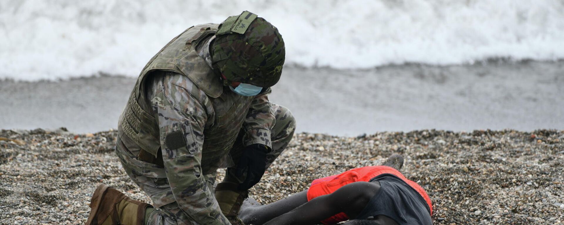 Un militar español ayuda a un migrante marroquí en Ceuta - Sputnik Mundo, 1920, 24.05.2021