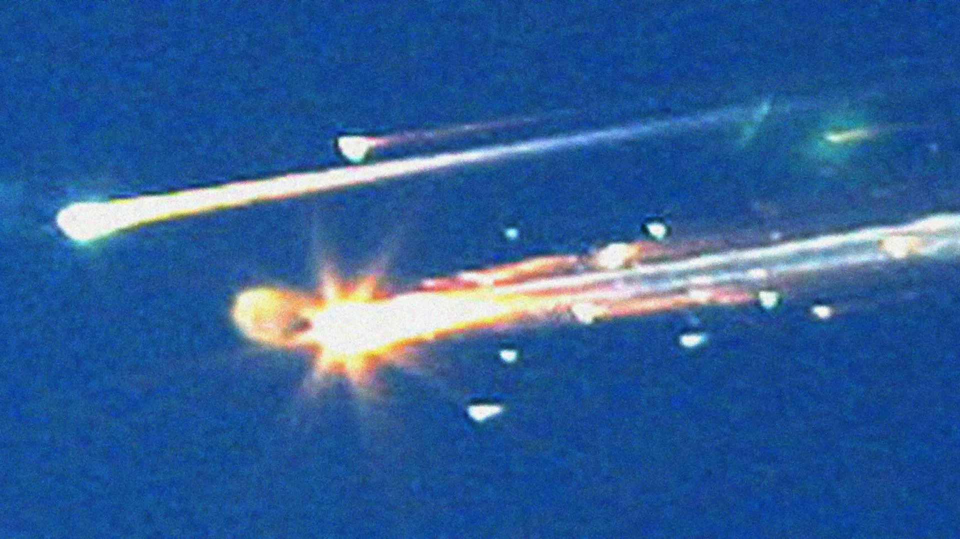 Basura espacial cayendo a la Tierra, foto de archivo
