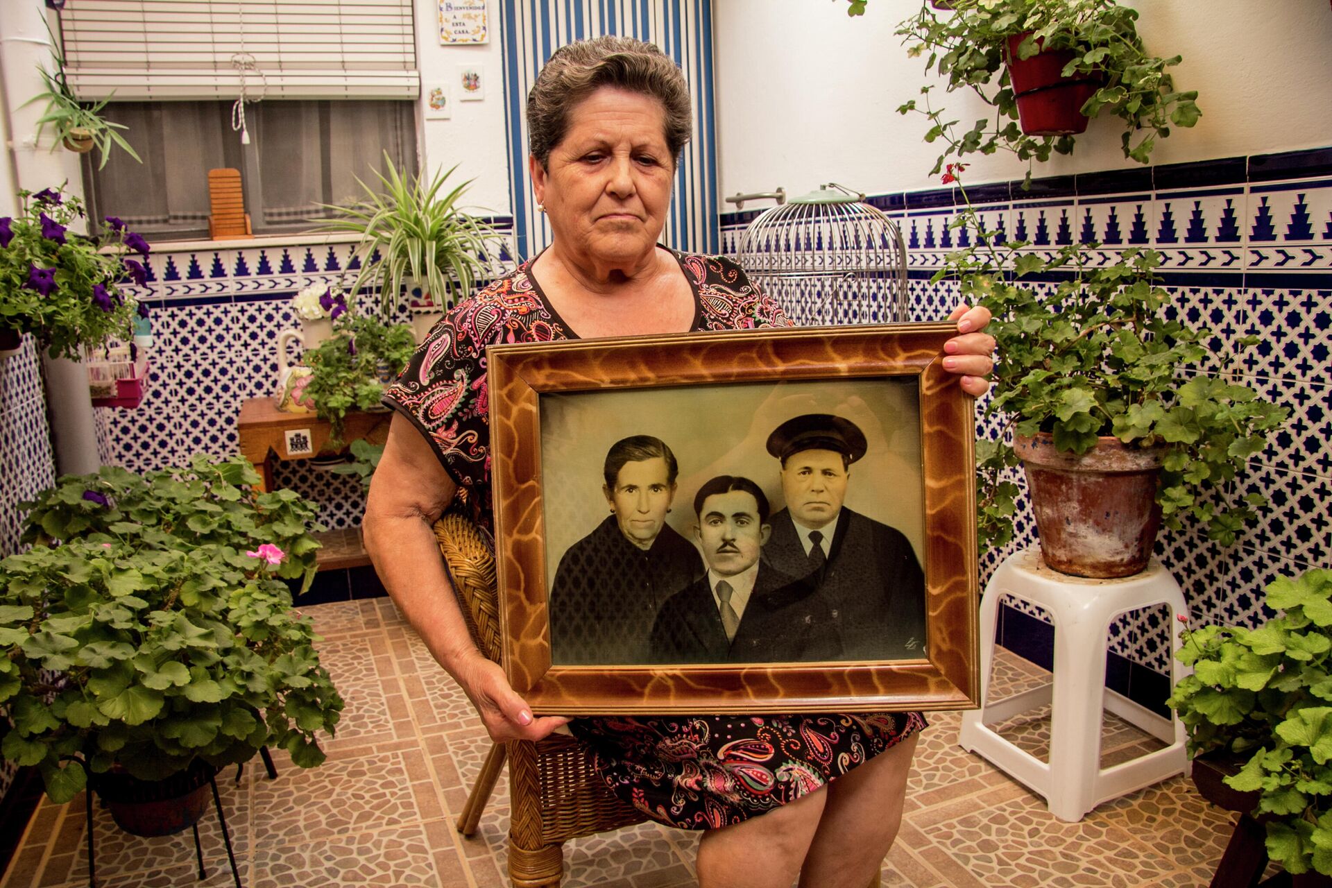 La sobrina de Alfonso Campos, asesinado durante la Guerra Civil, con una imagen suya - Sputnik Mundo, 1920, 25.05.2021