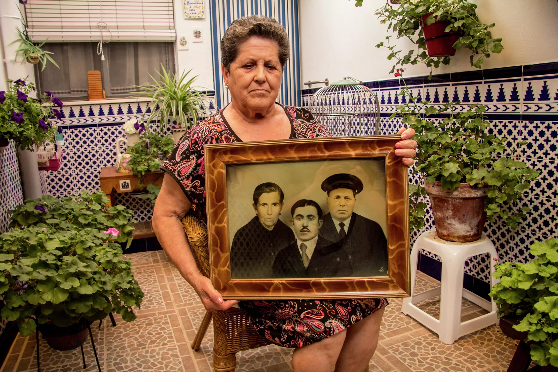 La sobrina de Alfonso Campos, asesinado durante la Guerra Civil, con una imagen suya La sobrina de Alfonso Campos, asesinado durante la Guerra Civil, con una imagen suya - Sputnik Mundo, 1920, 25.05.2021