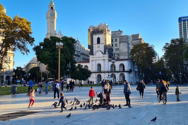Algunas personas aprovecharon el día soleado para estar al aire libre - Sputnik Mundo
