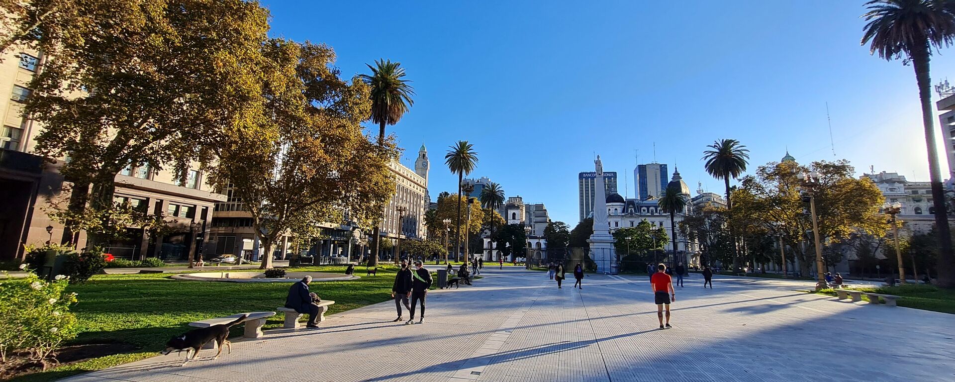 La Plaza de Mayo y los edificios públicos y calles de sus inmediaciones, con muy bajo movimiento. - Sputnik Mundo, 1920, 08.06.2023