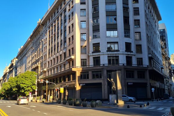 El área del Obelisco, la Avenida 9 de julio, el palacio de Tribunales y el Teatro Colón, escenas de una ciudad fantasma - Sputnik Mundo