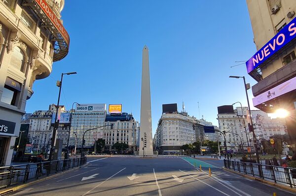 Casi nadie circulando sobre el Obelisco de Buenos Aires - Sputnik Mundo