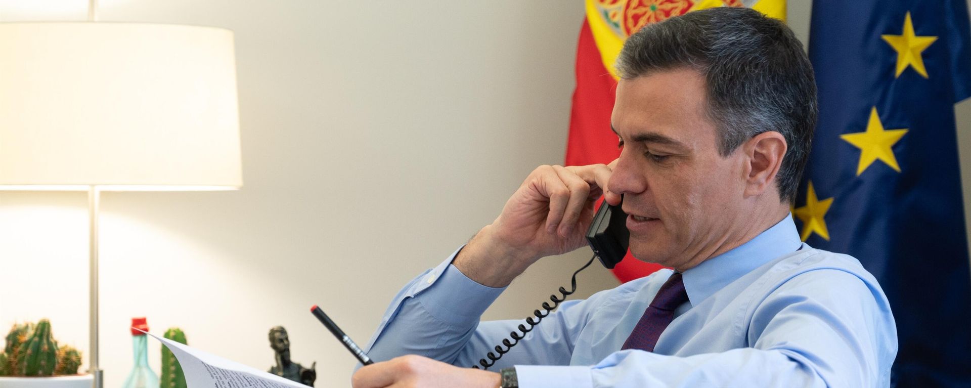 El presidente del Gobierno español, Pedro Sánchez, habla por teléfono El presidente del Gobierno español, Pedro Sánchez, habla por teléfono - Sputnik Mundo, 1920, 08.06.2021