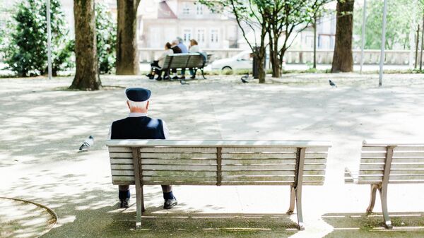 Un señor mayor en una plaza - Sputnik Mundo