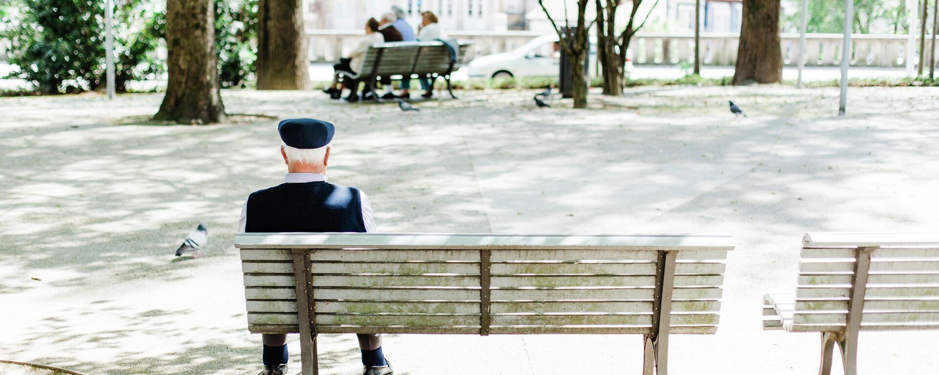 Un señor mayor en una plaza - Sputnik Mundo, 1920, 26.05.2021