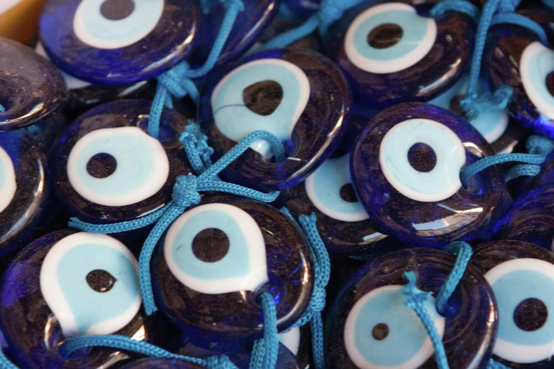 Un ojo hecho de cristal azul, amulet que protege del mal de ojo Un ojo hecho de cristal azul, amulet que protege del mal de ojo - Sputnik Mundo, 1920, 26.05.2021
