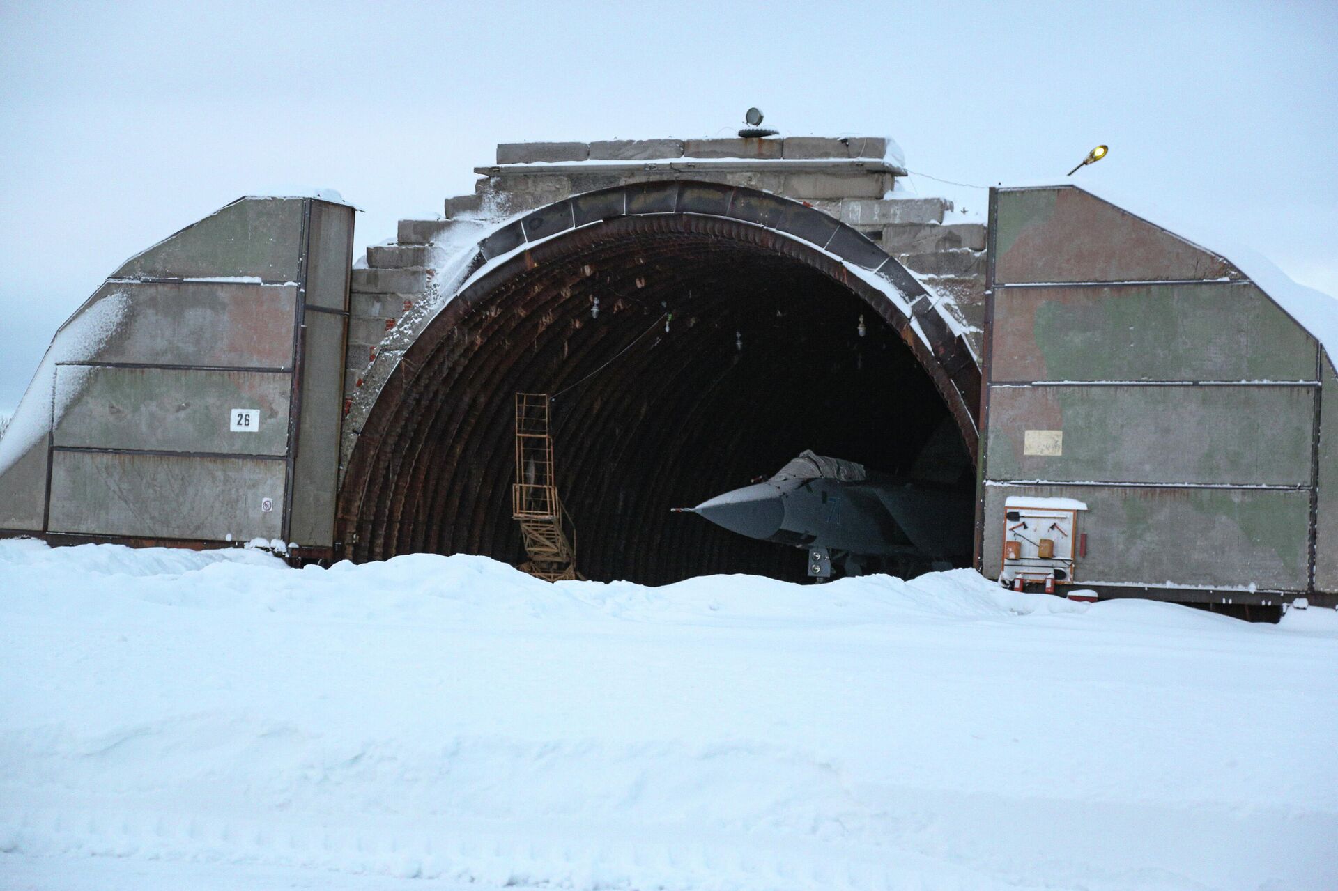 Un avión MiG-31 en el hangar antes unos vuelos de entrenamiento en la región de Murmansk, Rusia - Sputnik Mundo, 1920, 27.05.2021