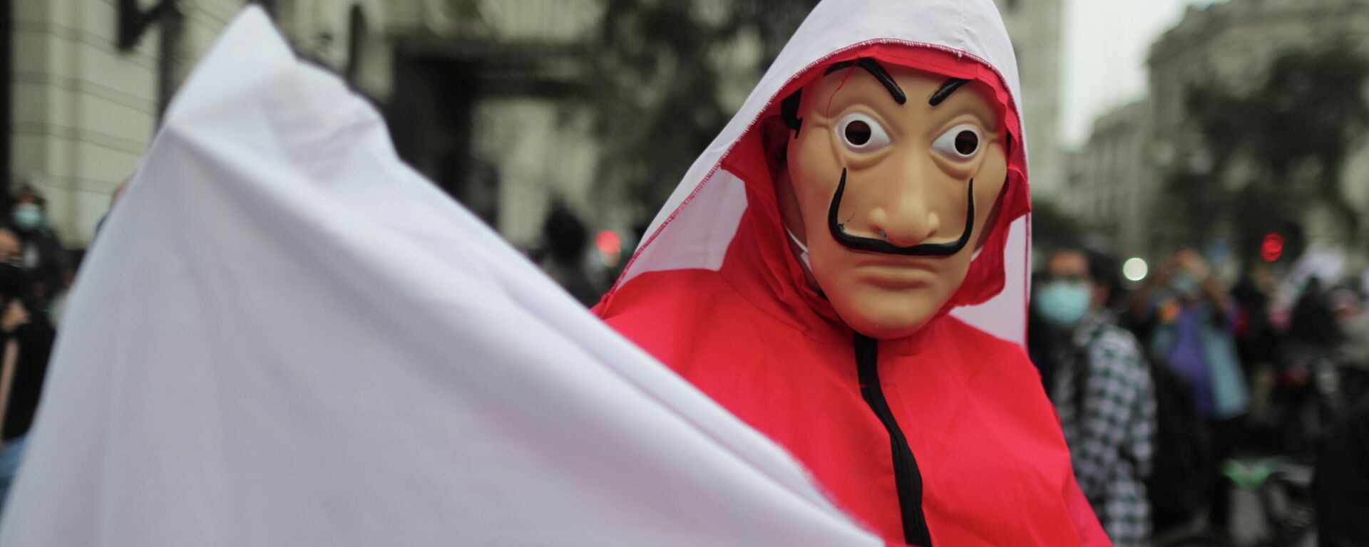 Un manifestante con la bandera peruana - Sputnik Mundo, 1920, 27.05.2021