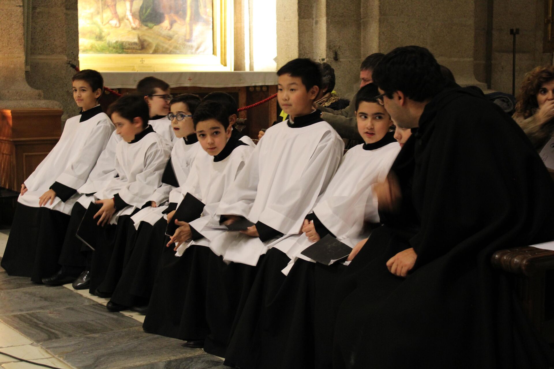 Integrantes del coro del Real Monasterio de San Lorenzo del Escorial - Sputnik Mundo, 1920, 28.05.2021