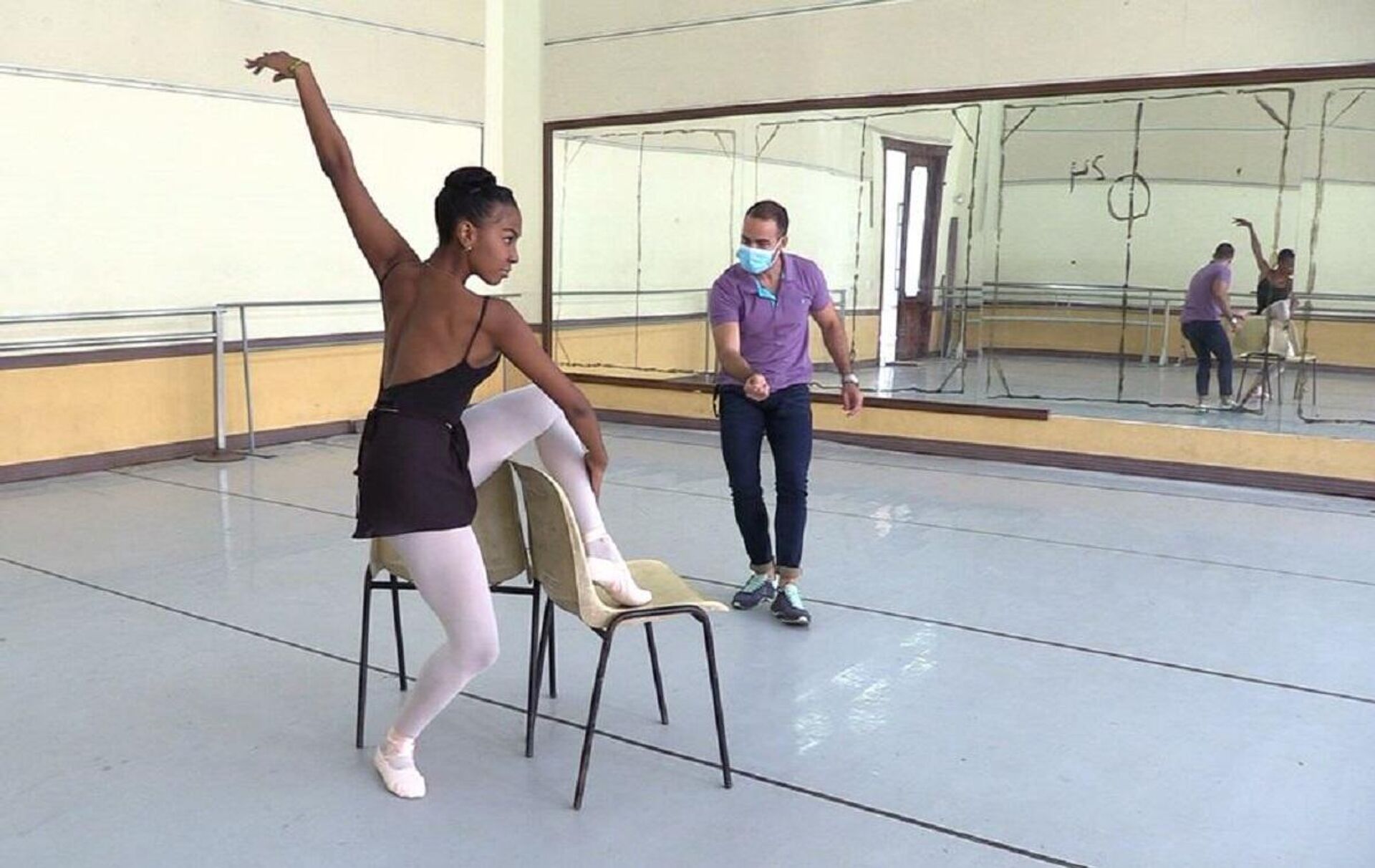 Coreógrafo Eduardo Blanco durante una clase en la Escuela Nacional de Ballet - Sputnik Mundo, 1920, 29.05.2021
