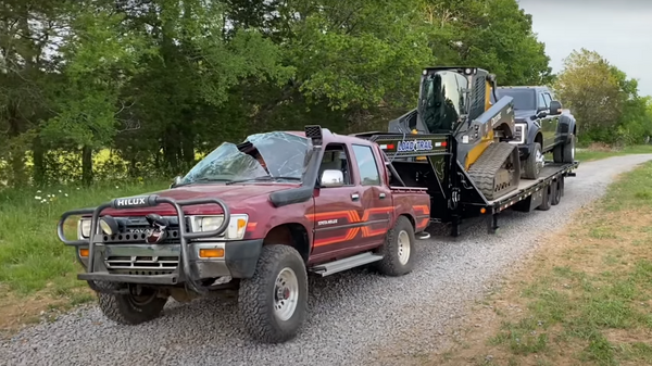 Un Toyota Hilux remolcando la carga de 13.600 kilos - Sputnik Mundo