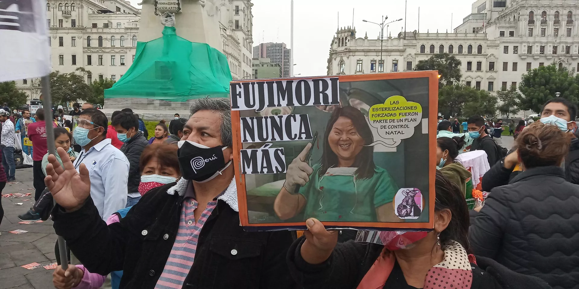Rosa Elvira sosteniendo un cartel contra Keiko Fujimori Rosa Elvira sosteniendo un cartel contra Keiko Fujimori - Sputnik Mundo, 1920, 30.05.2021