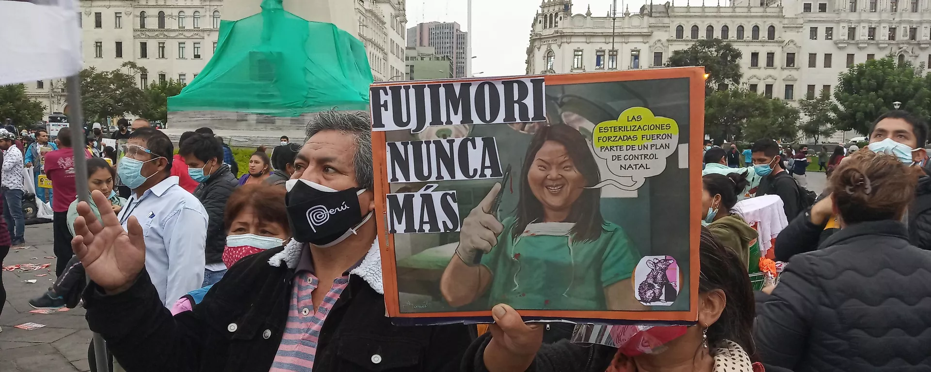 Rosa Elvira sosteniendo un cartel contra Keiko Fujimori Rosa Elvira sosteniendo un cartel contra Keiko Fujimori - Sputnik Mundo, 1920, 25.06.2021