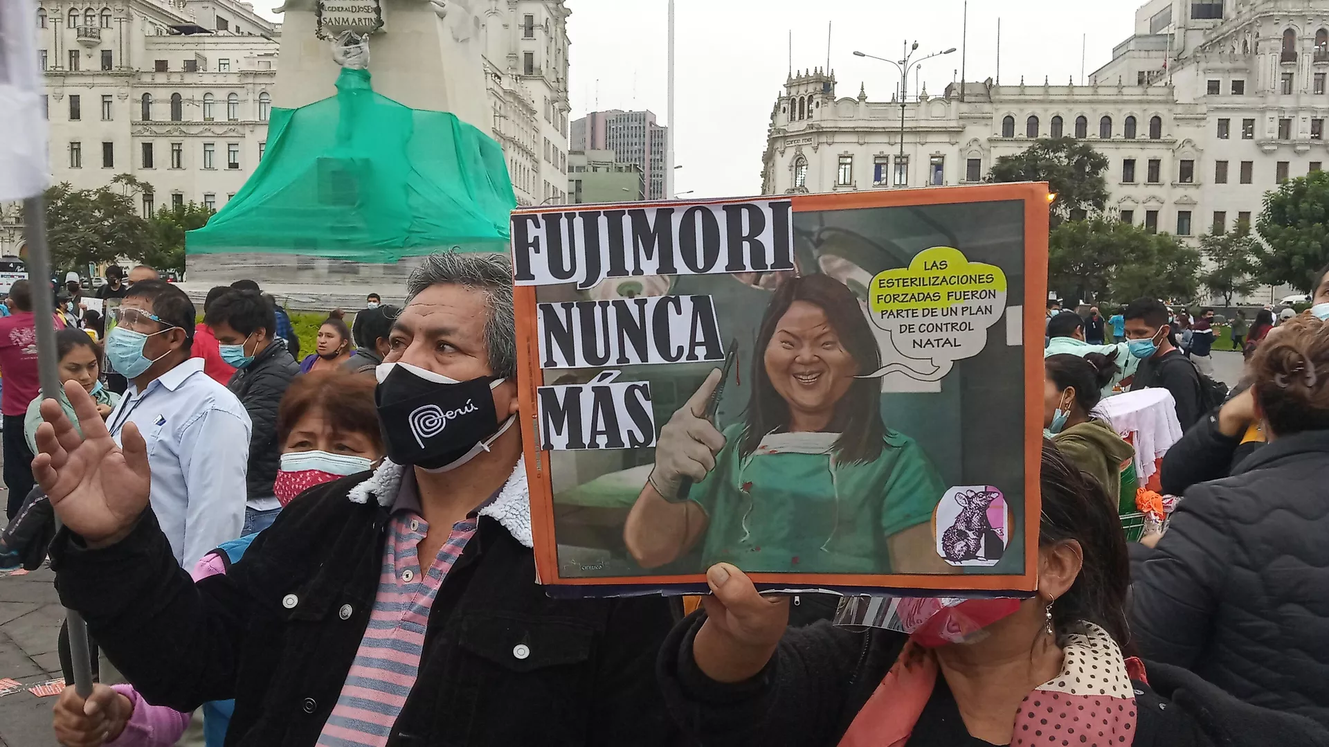 Rosa Elvira sosteniendo un cartel contra Keiko Fujimori