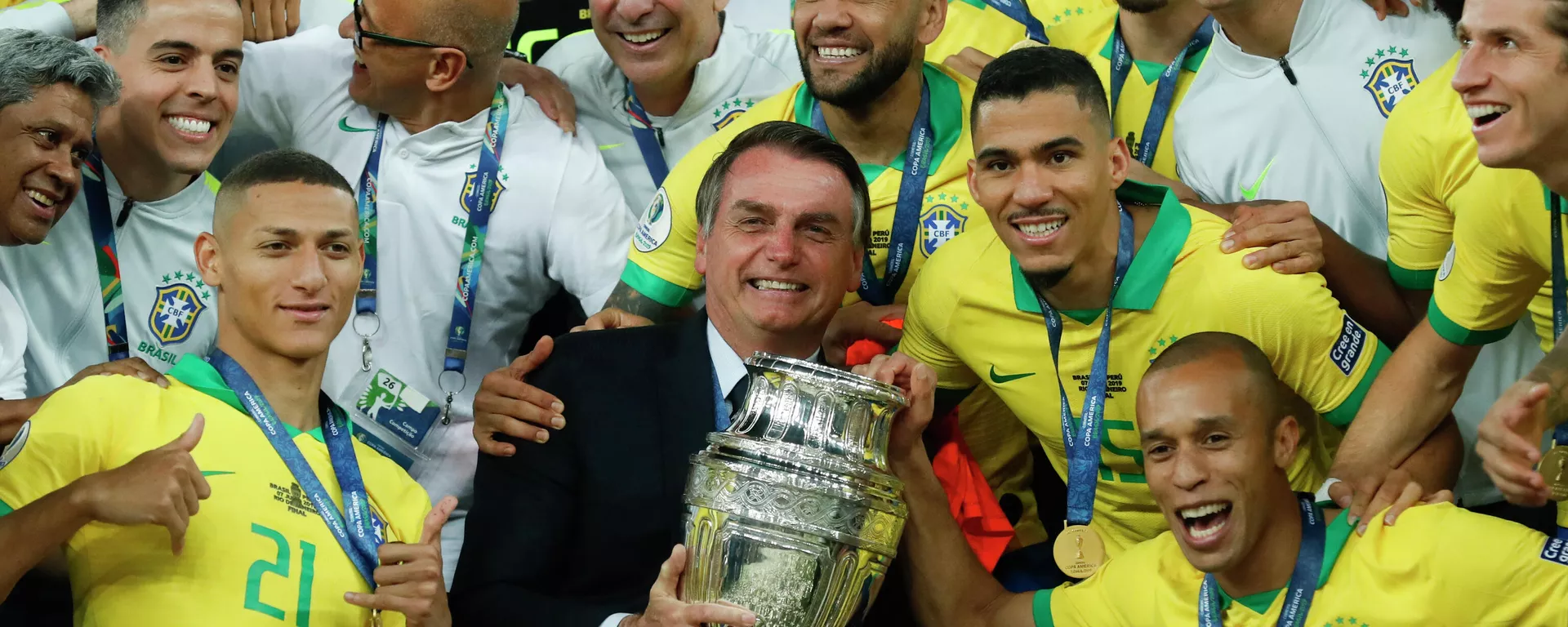 El presidente de Brasil, Jair Bolsonaro, sostiene el trofeo de la Copa América 2019, ganada por la selección brasileña El presidente de Brasil, Jair Bolsonaro, sostiene el trofeo de la Copa América 2019, ganada por la selección brasileña - Sputnik Mundo, 1920, 31.05.2021