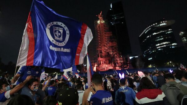 Hinchas del Cruz Azul de México celebran el título de liga - Sputnik Mundo